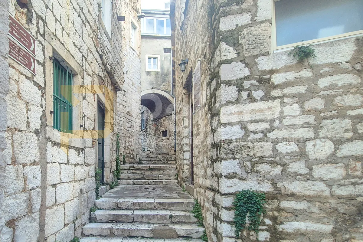 kamena kuća na 3 etaže u srcu staroga šibenika, kulturno dobro, 150 m2 - slika 18