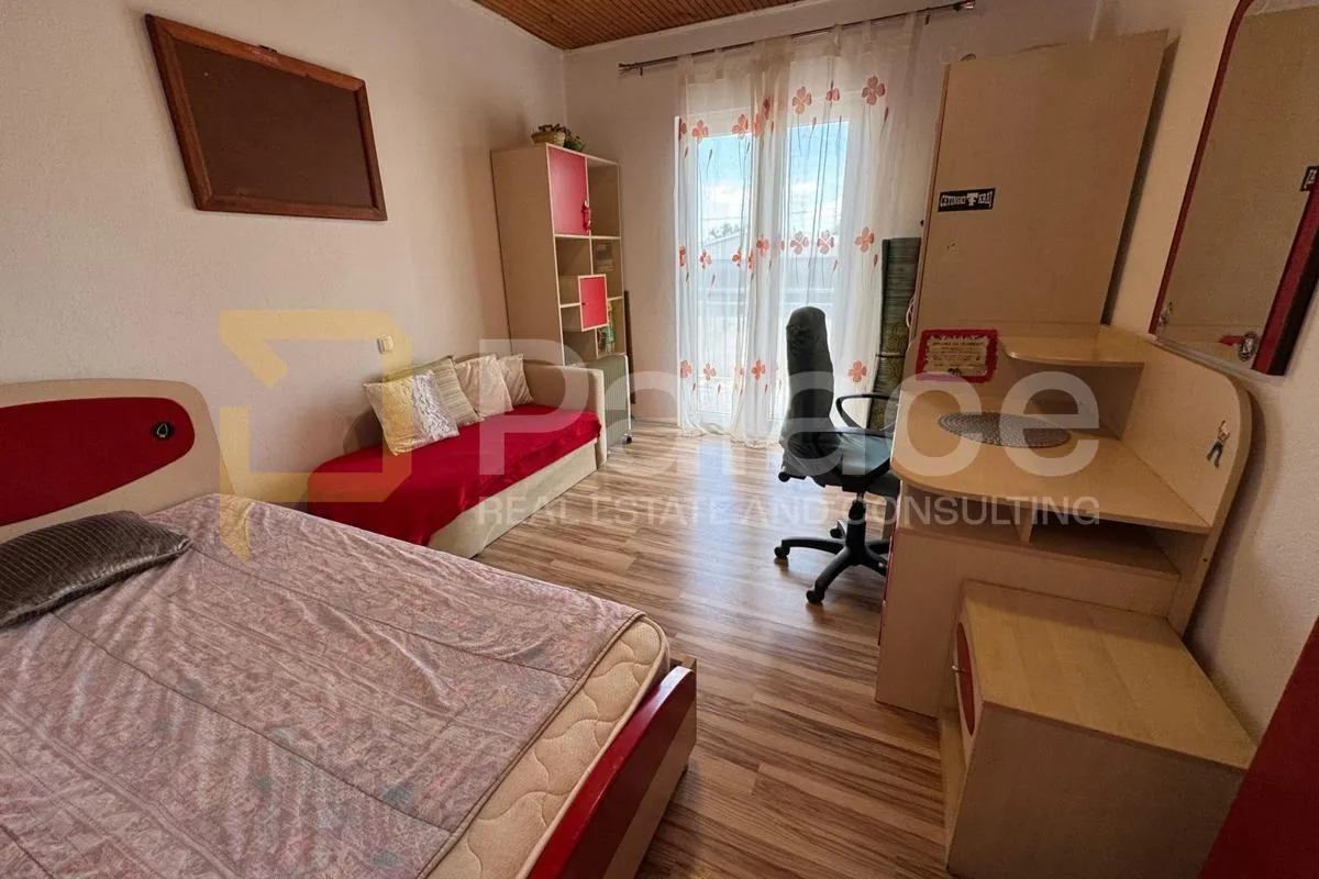 prostrana dvokatnica s okućnicom i garažom u kaštel sućurcu, 309,46 m2 - slika 6