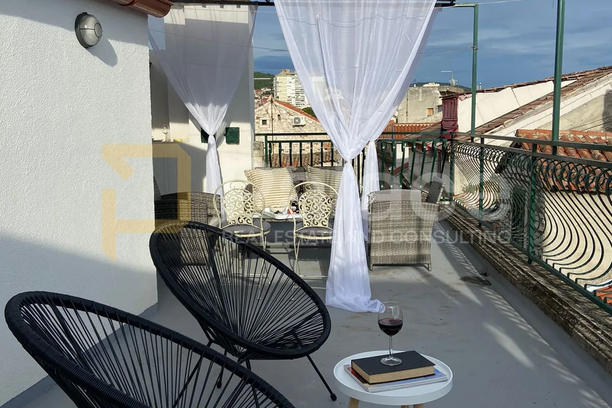 stan u centru šibenika sa pogledom na more - slika 10