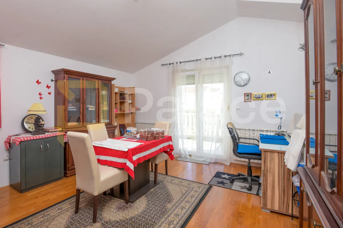 prekrasna kuća s 3 stana, pogledom i velikom okućnicom, vodice 370 m2 - slika 18
