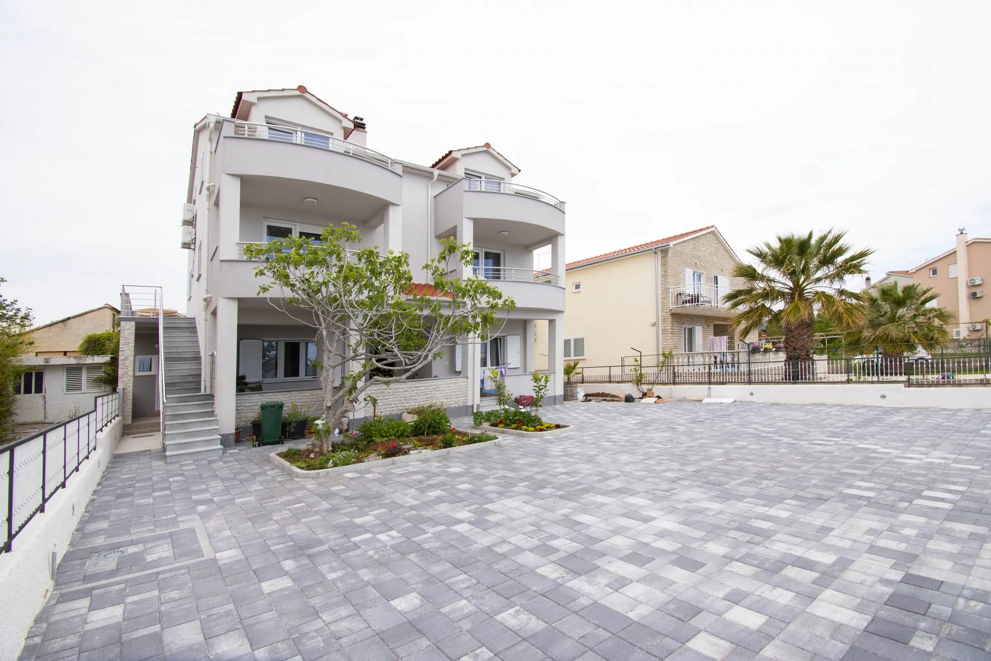 kuća prvi red uz more: rogoznica, 397.00 m2 - slika 2