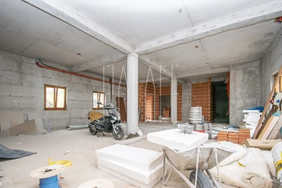 restoran s četiri stana u centru pakoštana, 550.00 m2 - slika 6