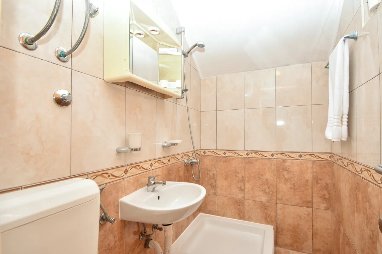 stan u kući na obali sa tri uhodana apartmana - tribunj - slika 6