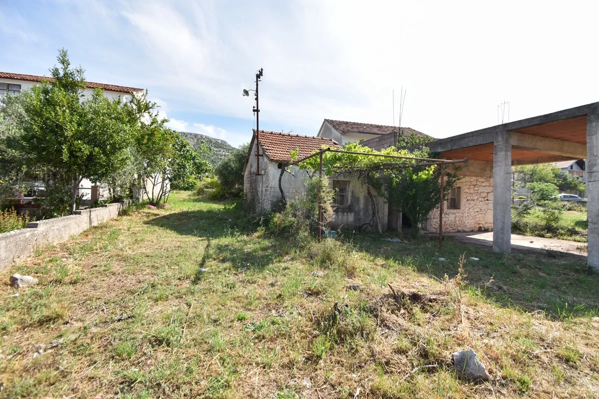 kuća za renovaciju 300 m od mora u grebaštici - slika 3