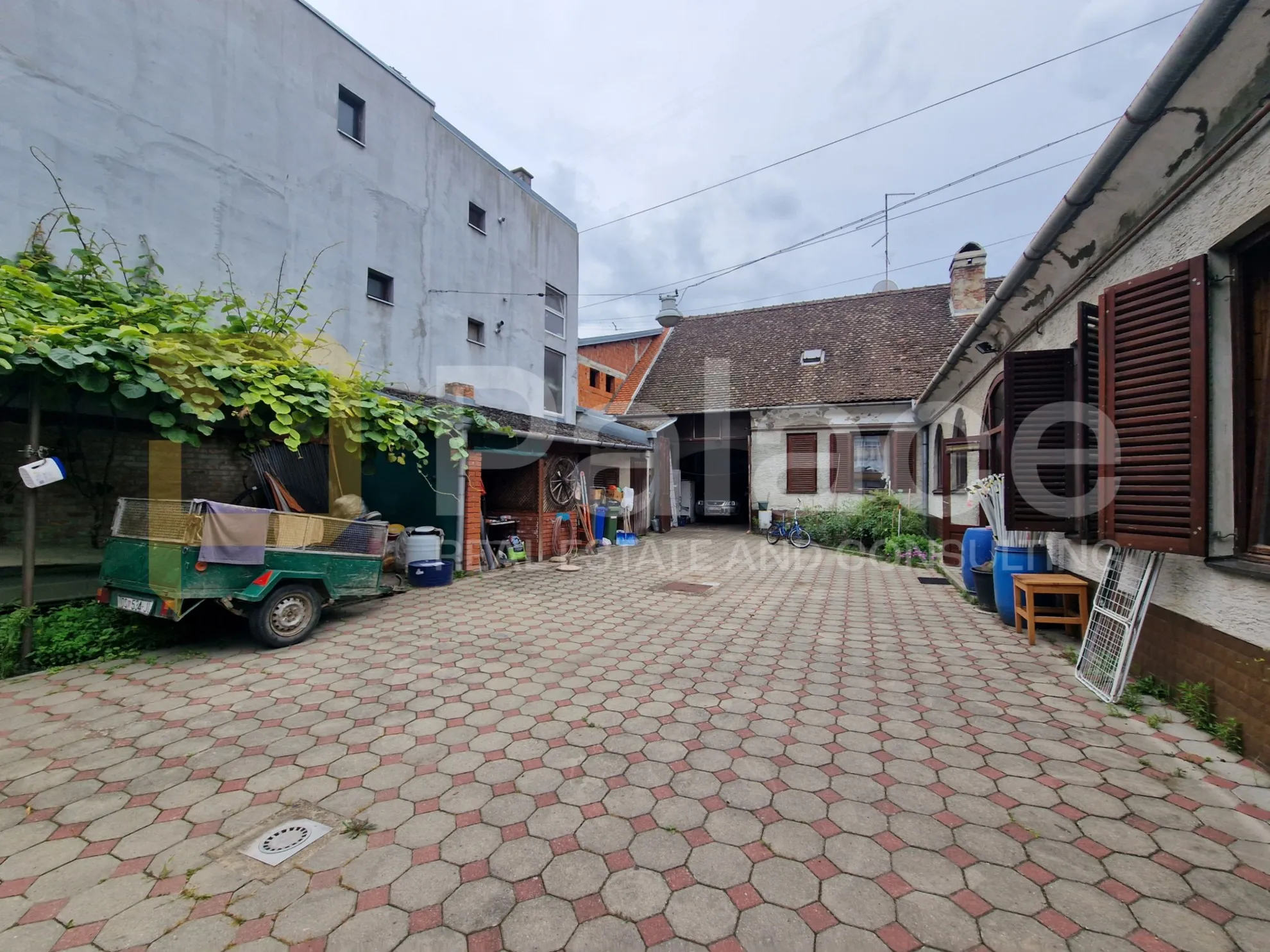 kuća s dva dvorišna stana, strogi centar, 467 m2 - slika 12
