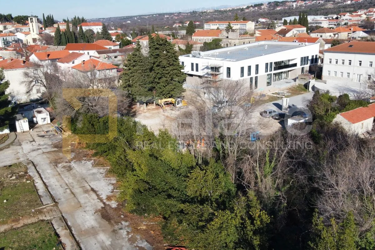 jedinstvena prilika: hotel za renovaciju u centru benkovca - slika 9