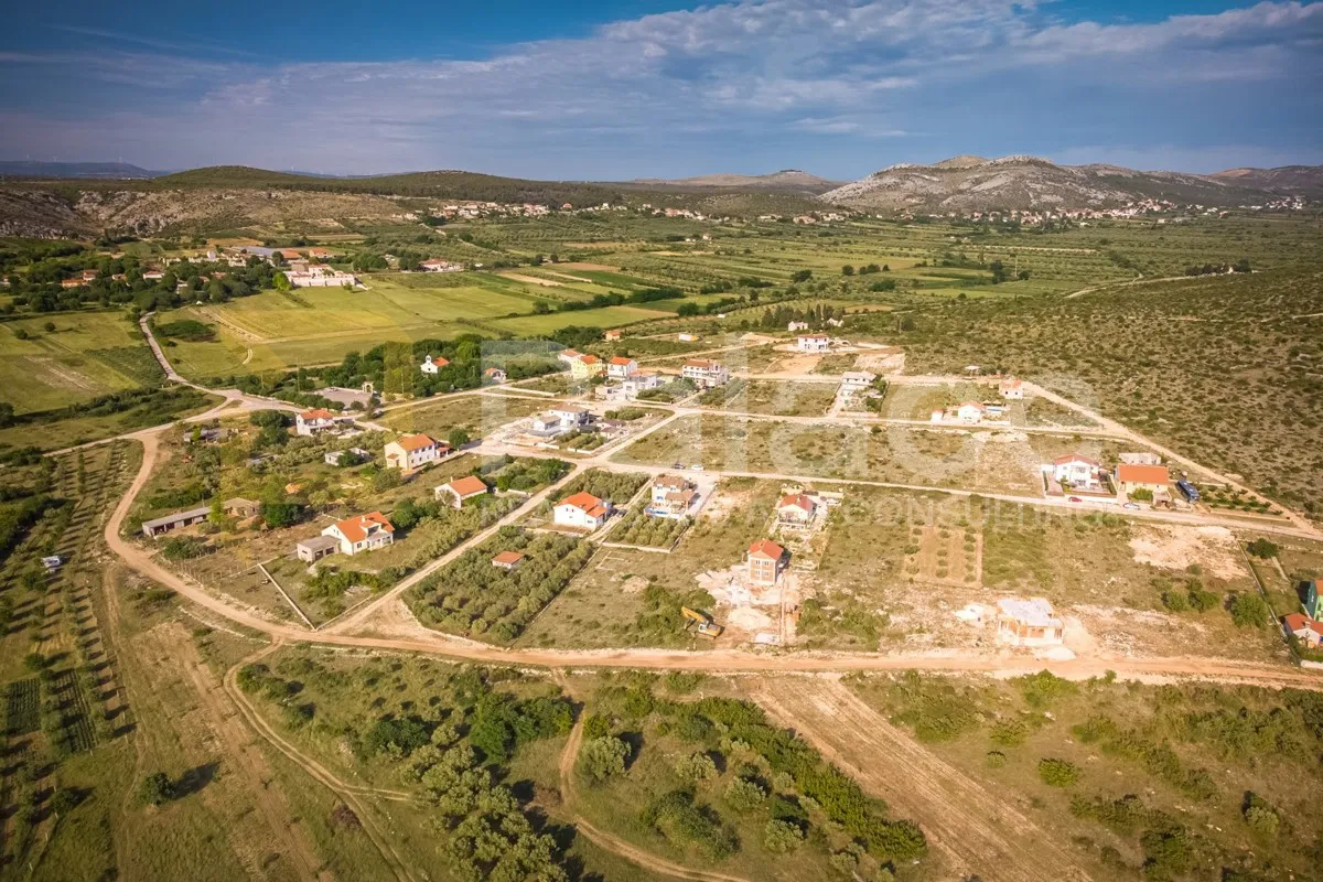 građevinsko zemljište s dozvolom i projektom - pogled na jezero - slika 2