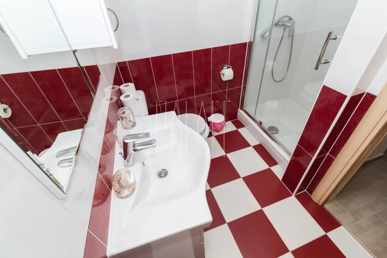 novouređena vila s 5 apartmana u centru vodica, 333.00 m2 - slika 10