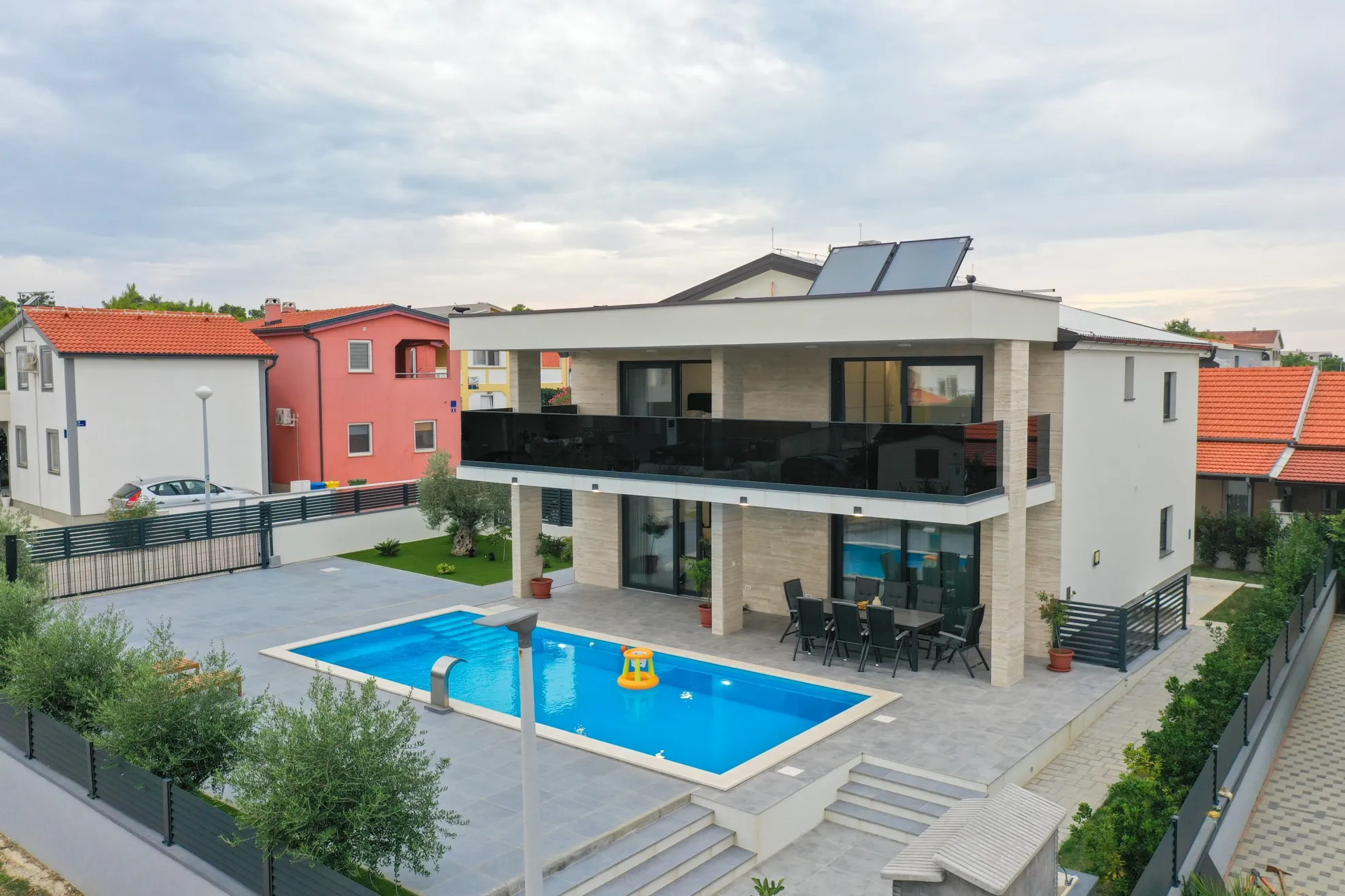 luksuzna, novoizgrađena villa na viru - slika 7