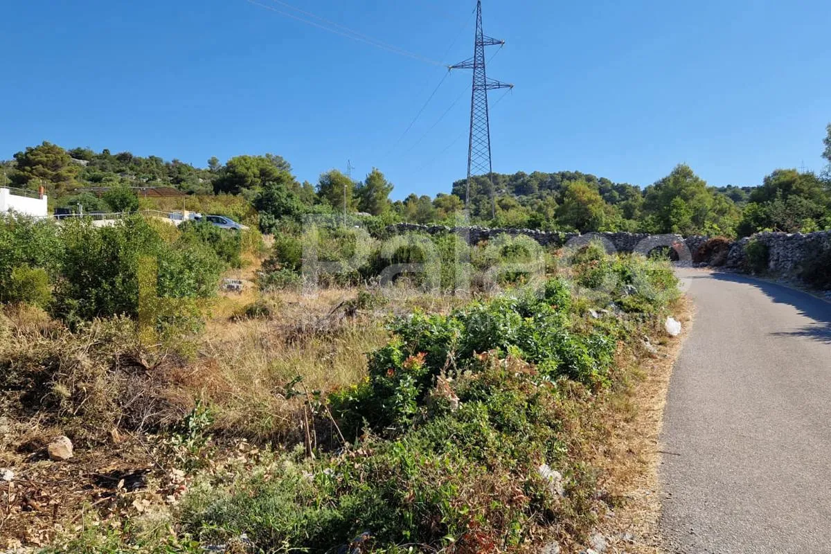 građevinski teren idealne površine uz 2 pristupna puta, bilice 1129m2 - slika 3