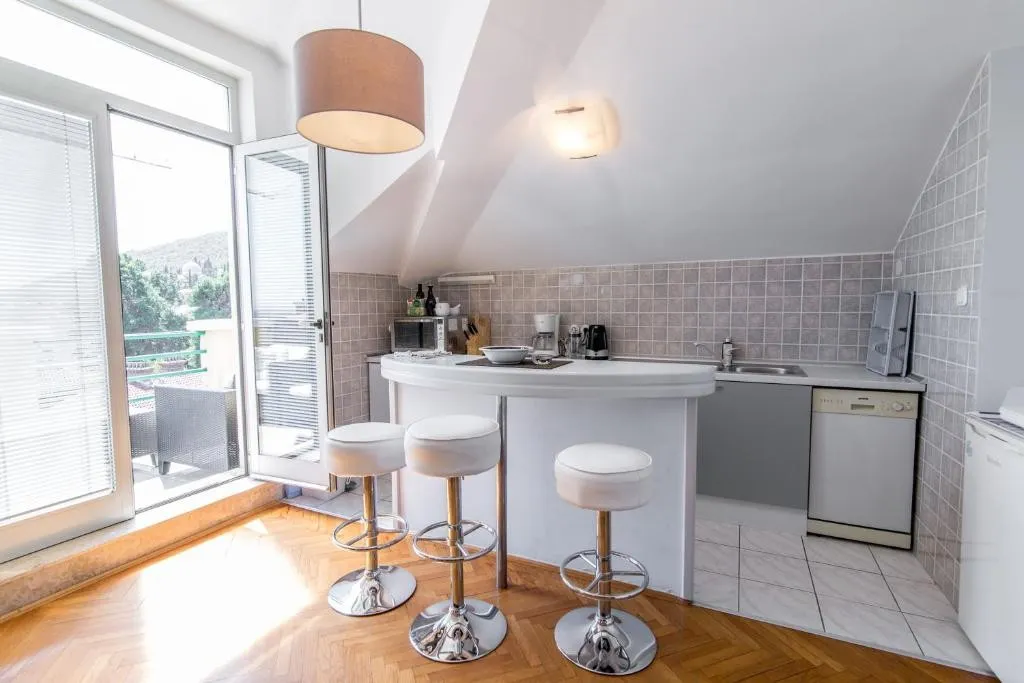 dvoetažni stan u urbanoj vili u centru grada, 200m od mora, opatija - slika 12
