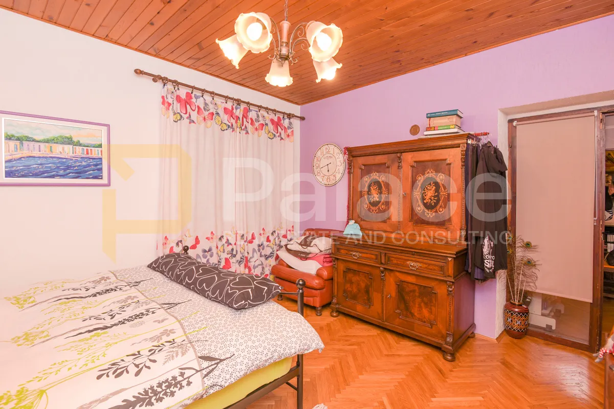 dvoetažni trosoban funkcionalan stan u centru šibenika s terasom,110m2 - slika 7