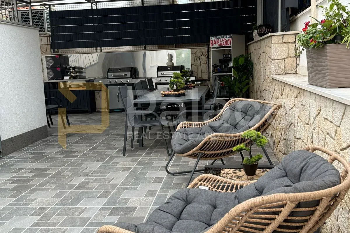 moderno opremljena vila sa sedam apartmana - slika 26