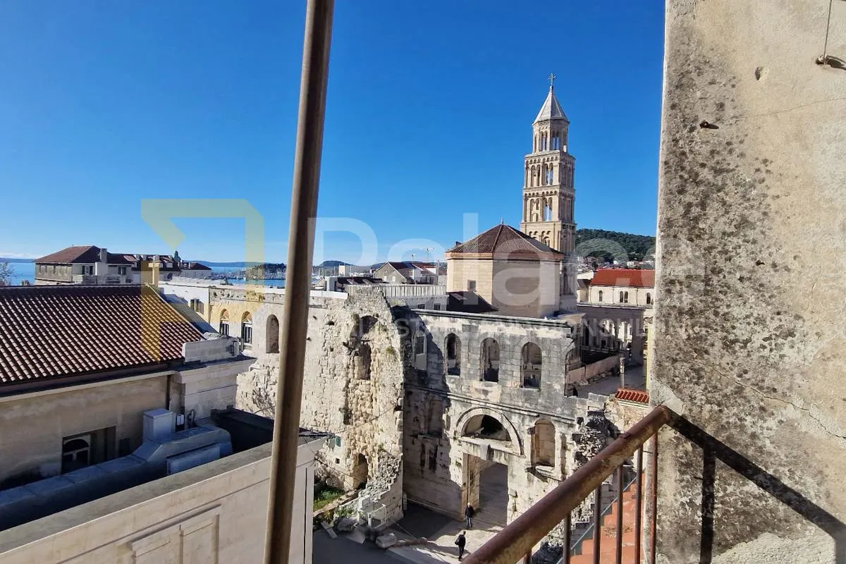 stan s veličanstvenim pogledom na rivu i dioklecijanovu palaču - slika 12