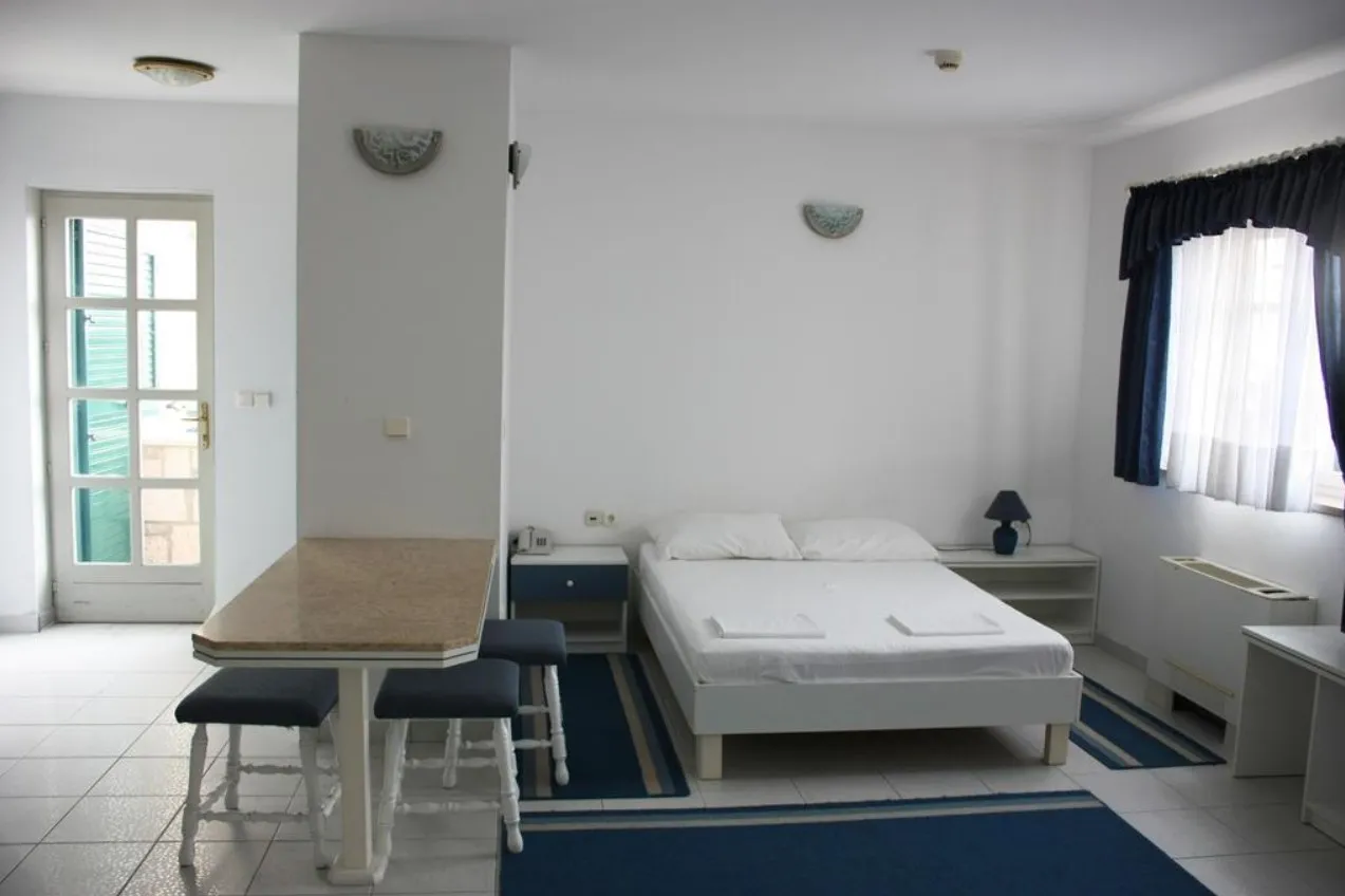 jedinstvena prilika: hotel u centru bola - slika 15