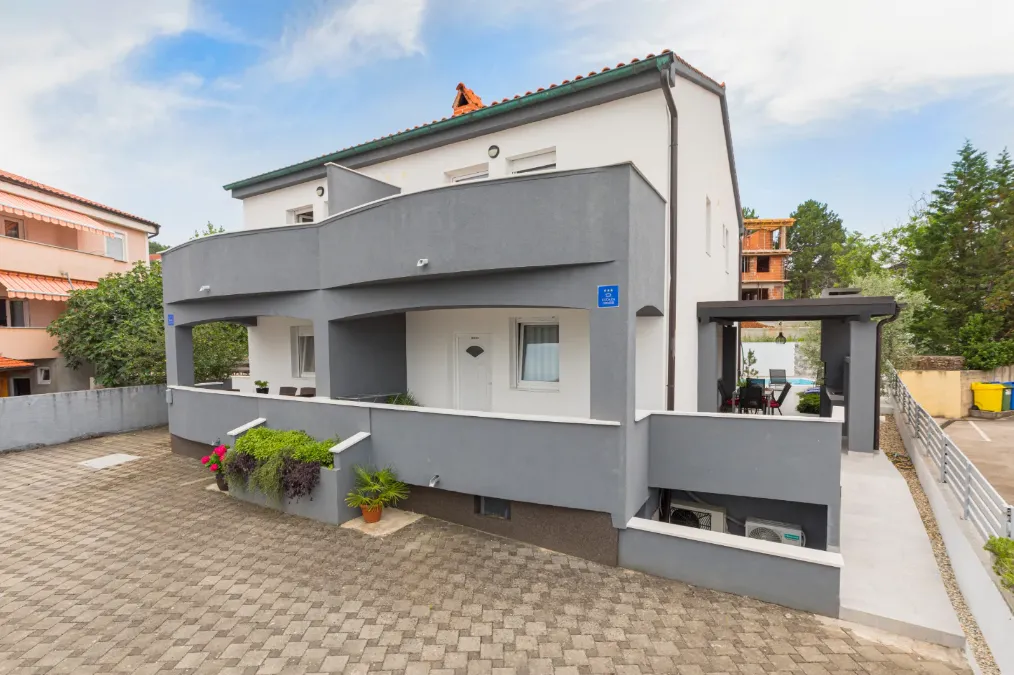dvoetažni stan 110m2 na samo 100 metara od mora, dobrinj, krk - slika 10