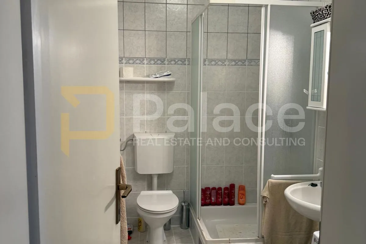 prilika! stan u zgradi 100 metara od mora 60m2 - slika 5