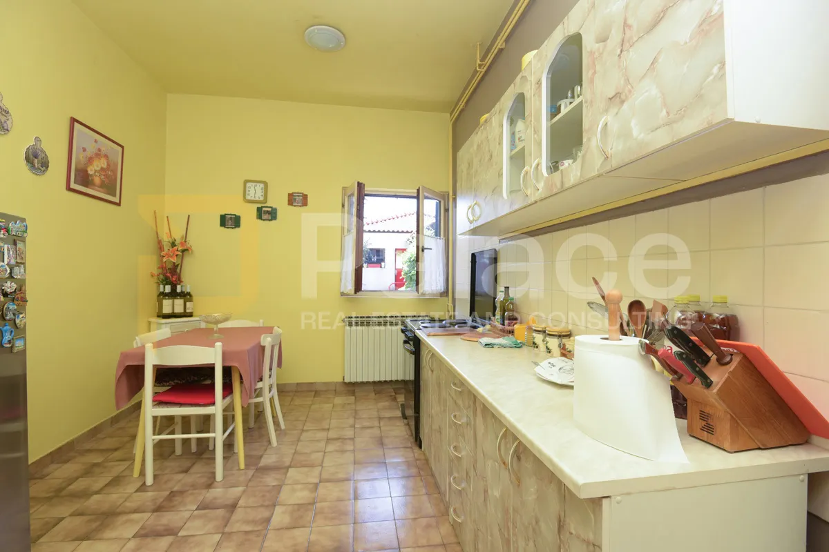 kuća na brodarici s velikom okućnicom i garažom - slika 8