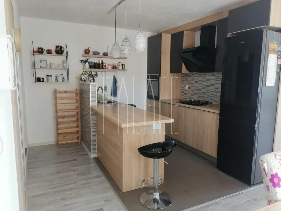 dva stana s panoramskim pogledom na trogirski zaljev: otok čiovo - slika 7