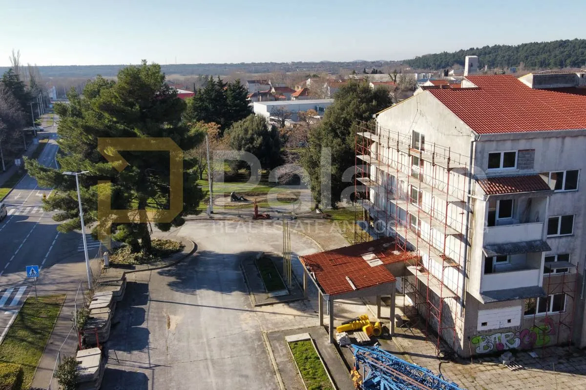 jedinstvena prilika: hotel za renovaciju u centru benkovca - slika 7