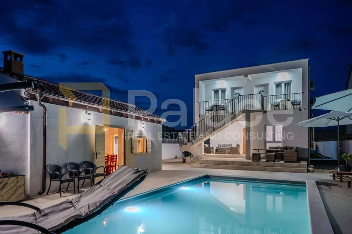 villa sa bazenom - centar sukošana - slika 3