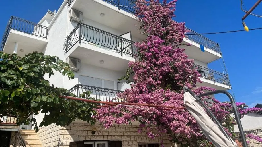 trogir, predivna kuća s 10 apartmana, prilika - slika 1