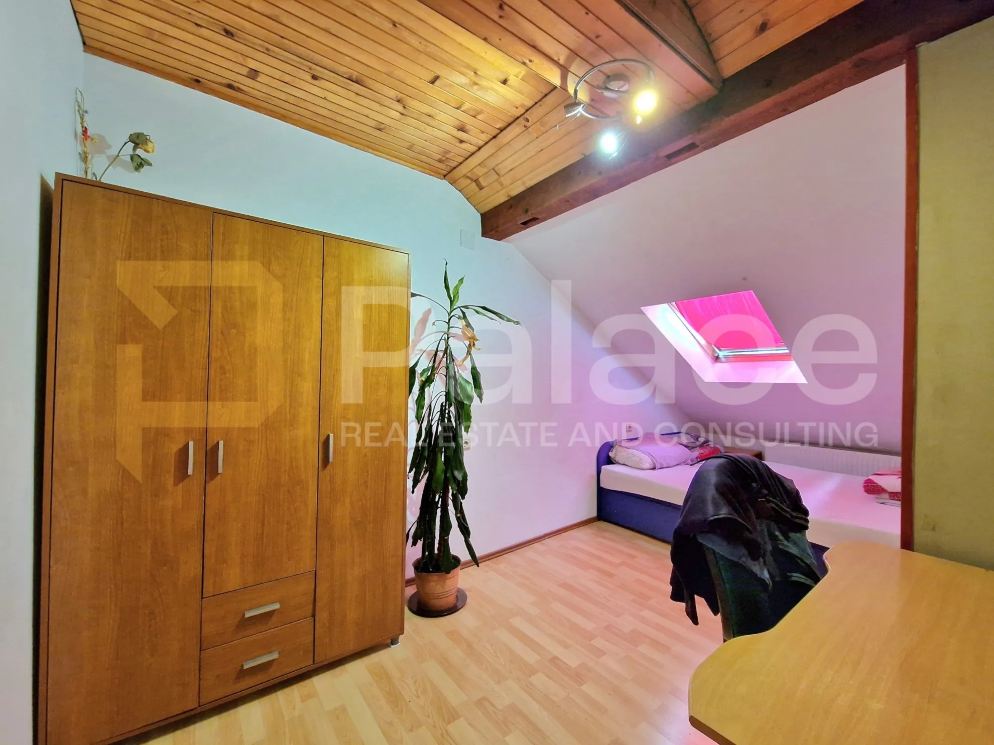 dvorišni stan s garažom i dodatnim stambenim prostorom, 150m2, centar - slika 14