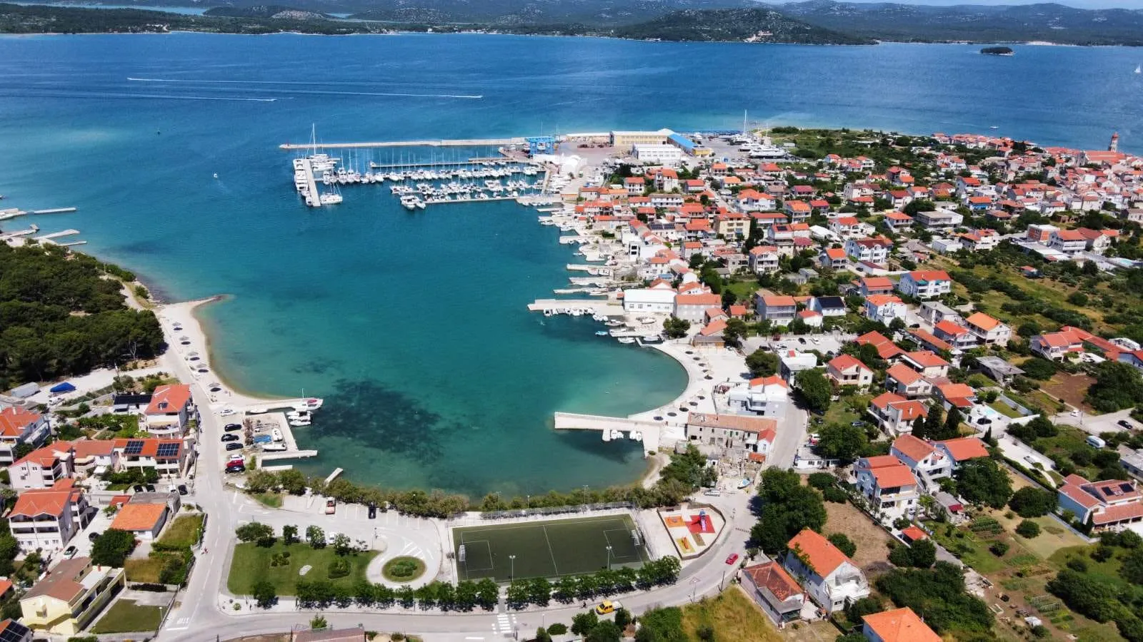 MURTER; Stambeno-poslovna zgrada u centru Murtera - Murter, Murter-Kornati
