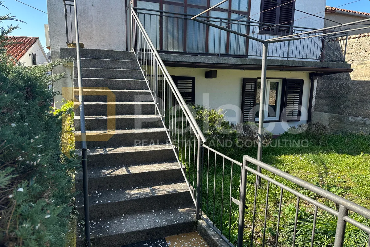 kuća s tri stana i velikom okućnicom s pomoćnim objektima - prilika! - slika 13
