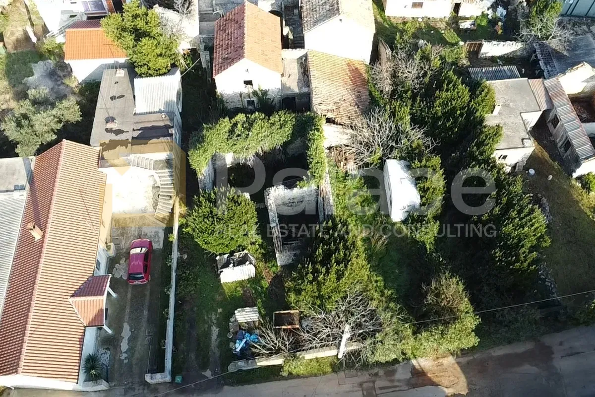 Građevinsko zemljište sa starom kamenom kućom za renovaciju - Kožino, Zadar