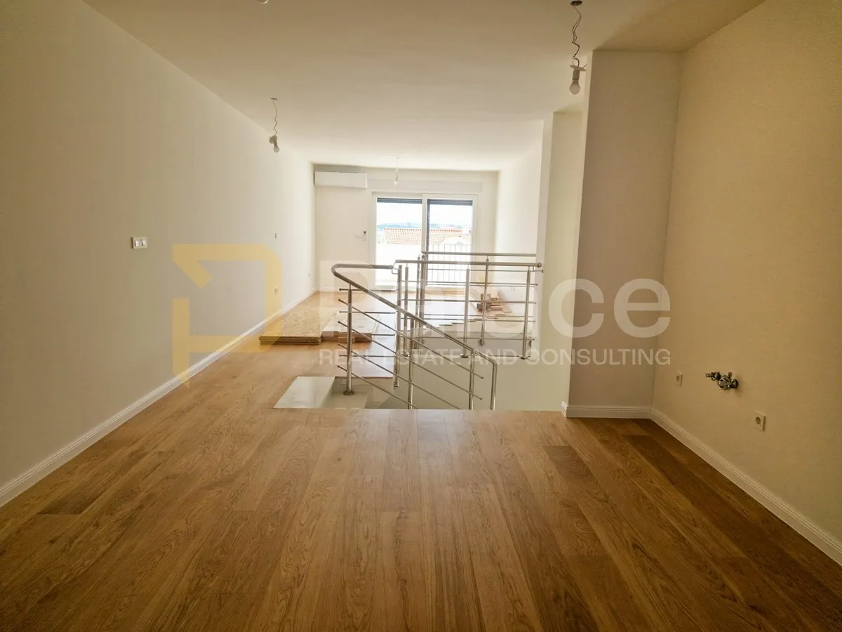 dvoetažni stan 83 m2, 70 m od plaže - slika 2