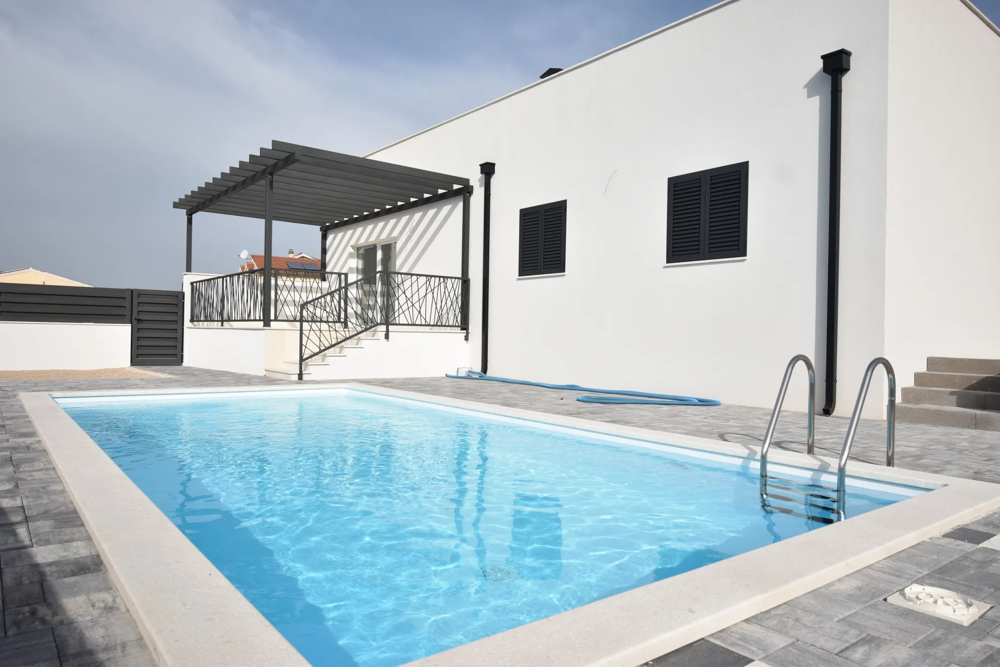 samostojeća nova kuća s bazenom i dvorištem, vodice, 319 m2 - slika 2