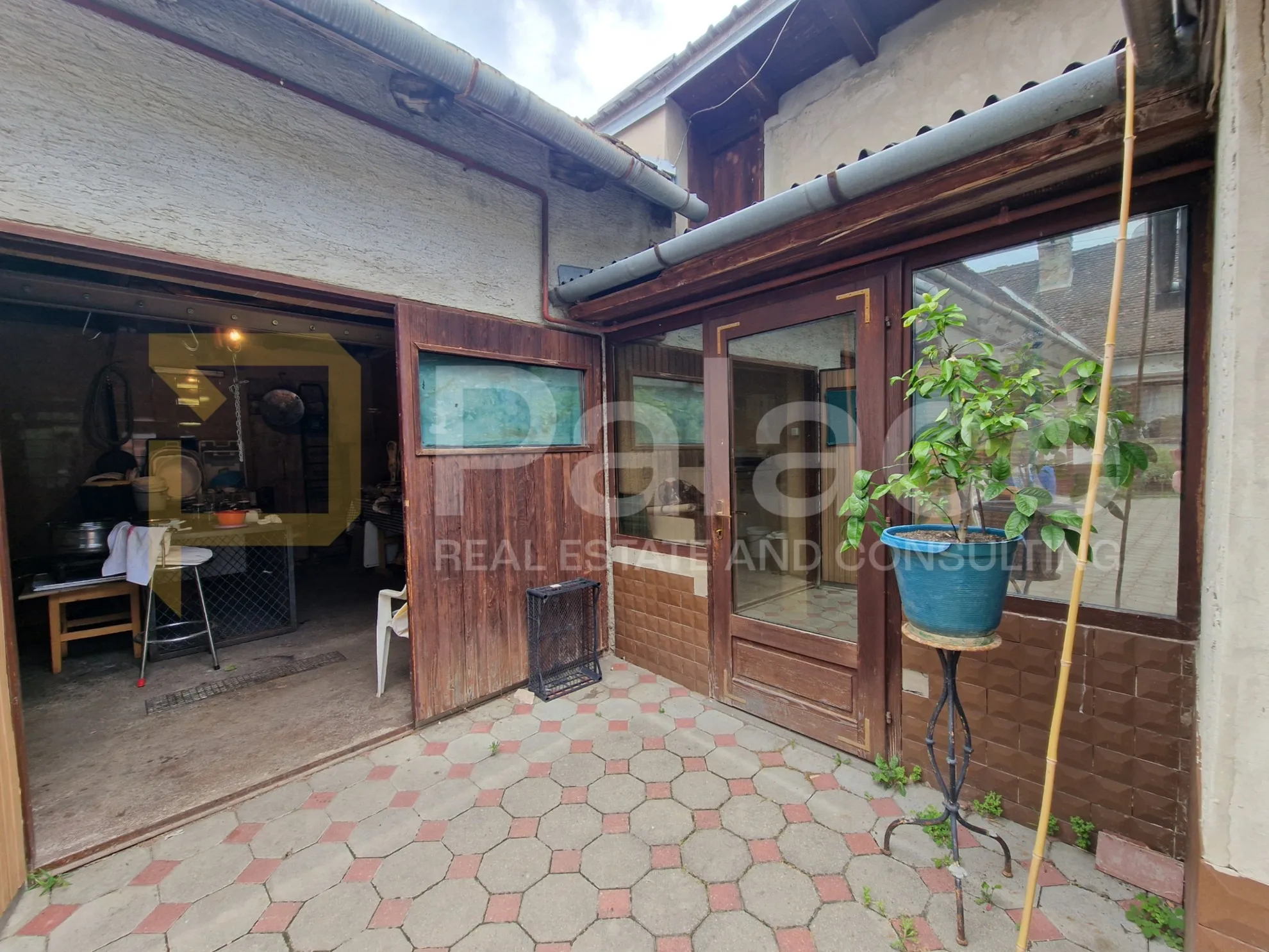 kuća s dva dvorišna stana, strogi centar, 467 m2 - slika 21