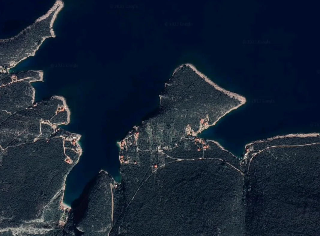 hvar - građevinsko zemljište, prvi red do mora 850 m² - slika 2