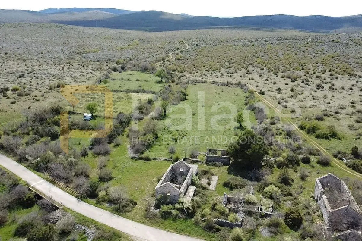 pristeg : građevinsko zemljište s dva manja objekta 7835 m2 - slika 1