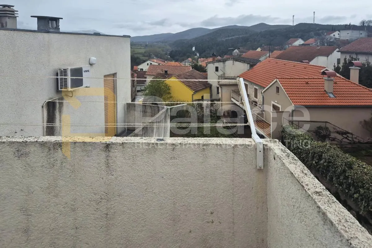 stan u centru drniša u stambenoj zgradi - slika 9