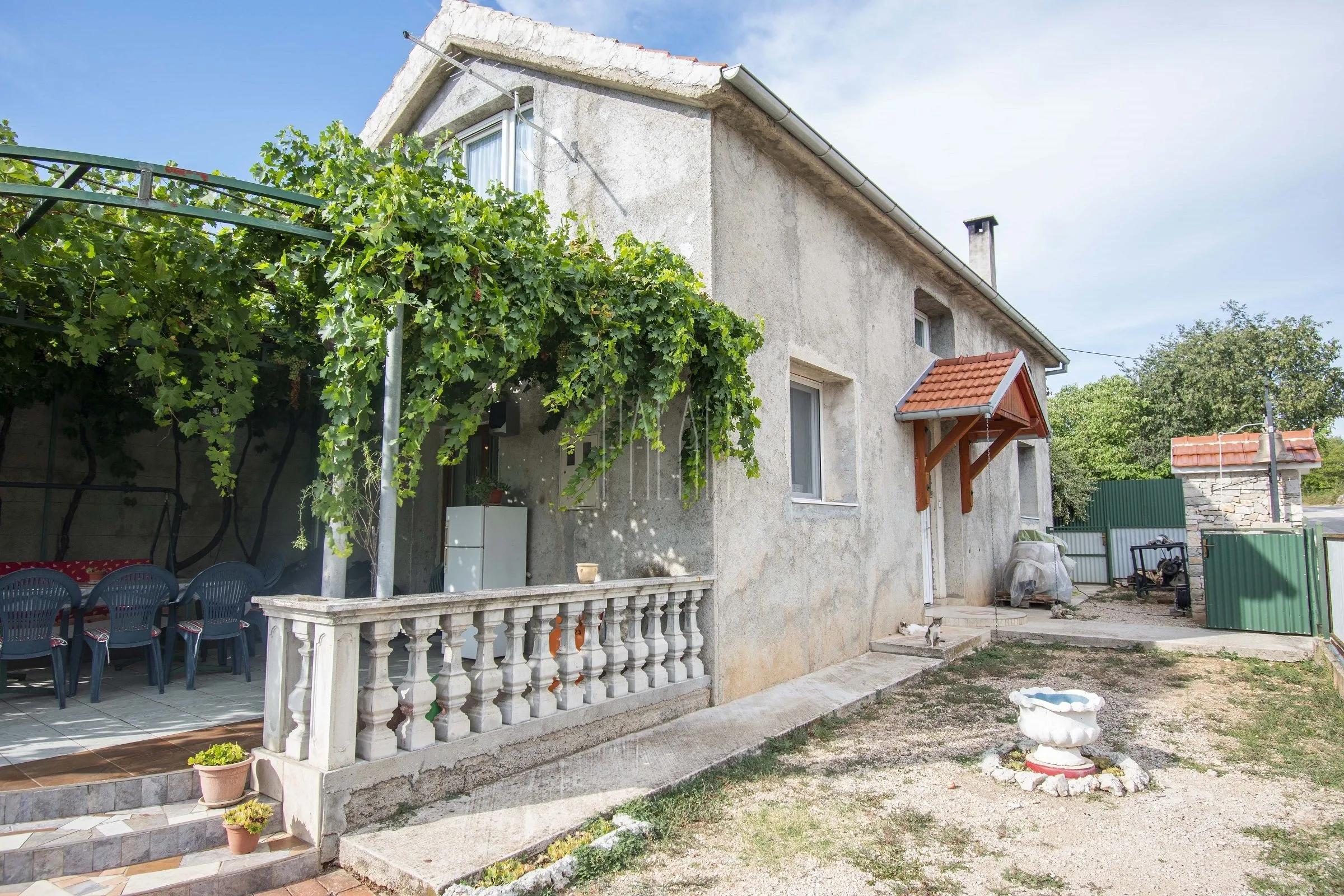 Kuća s potkrovljem i okućnicom u zaleđu Vodica, 300.00 m2 - Čista Mala, Vodice