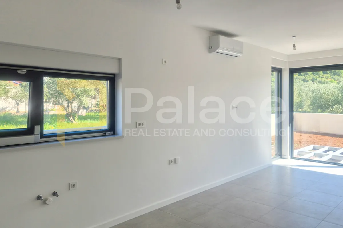novogradnja duplex trosobni s dvorištem blizu mora, tisno 106 m2 - slika 12