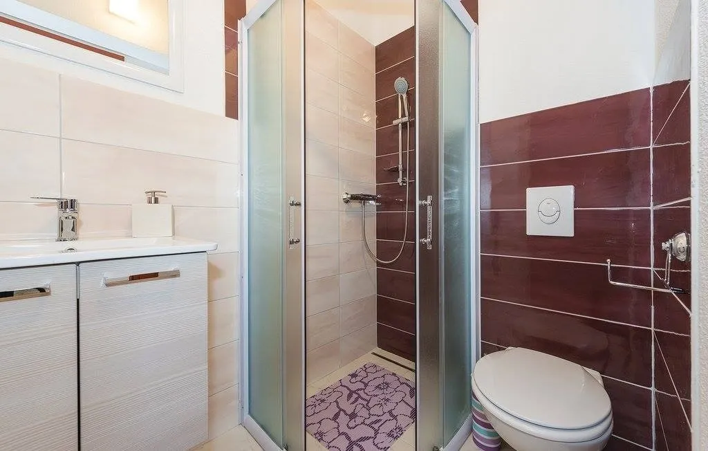 samostojeća kuća s apartmanima blizu plaže, grebaštica 270 m2 - slika 4