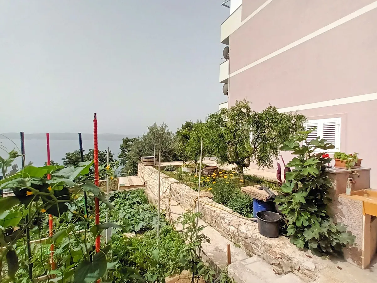 ekskluzivan trosoban stan 200m od mora s okućnicom od 600 m², marušići - slika 3