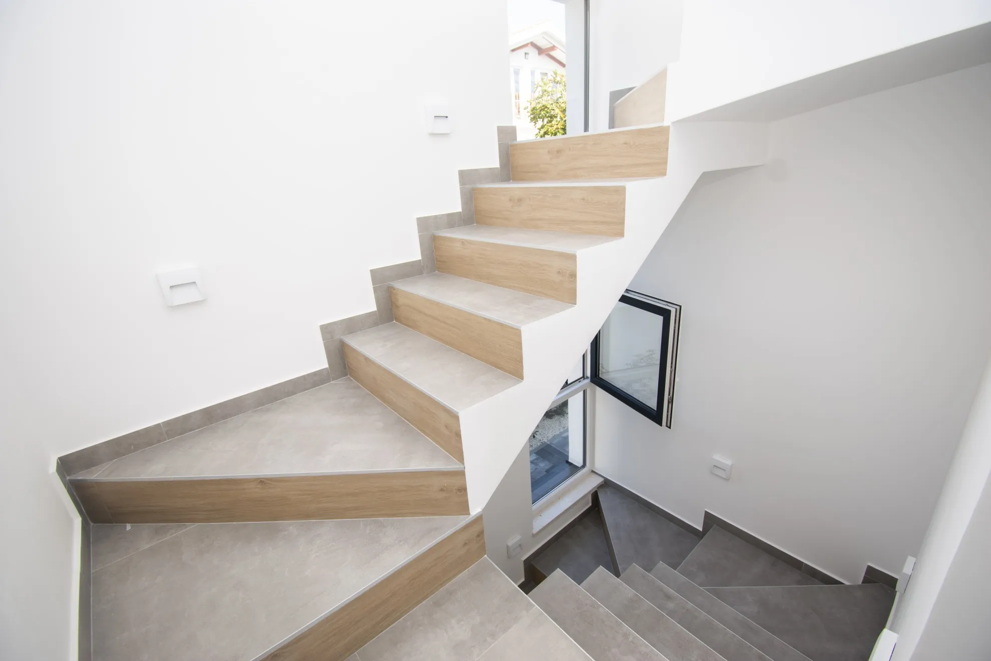 luksuzni dvoetažni stan s krovnom terasom, pogled na more,tisno,120 m2 - slika 7
