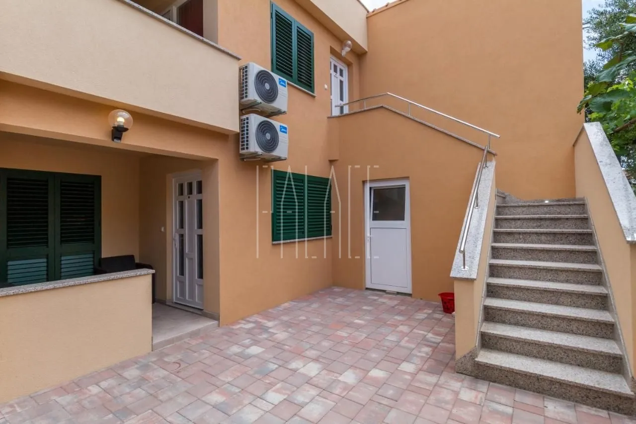 novouređena vila s 5 apartmana u centru vodica, 333.00 m2 - slika 4