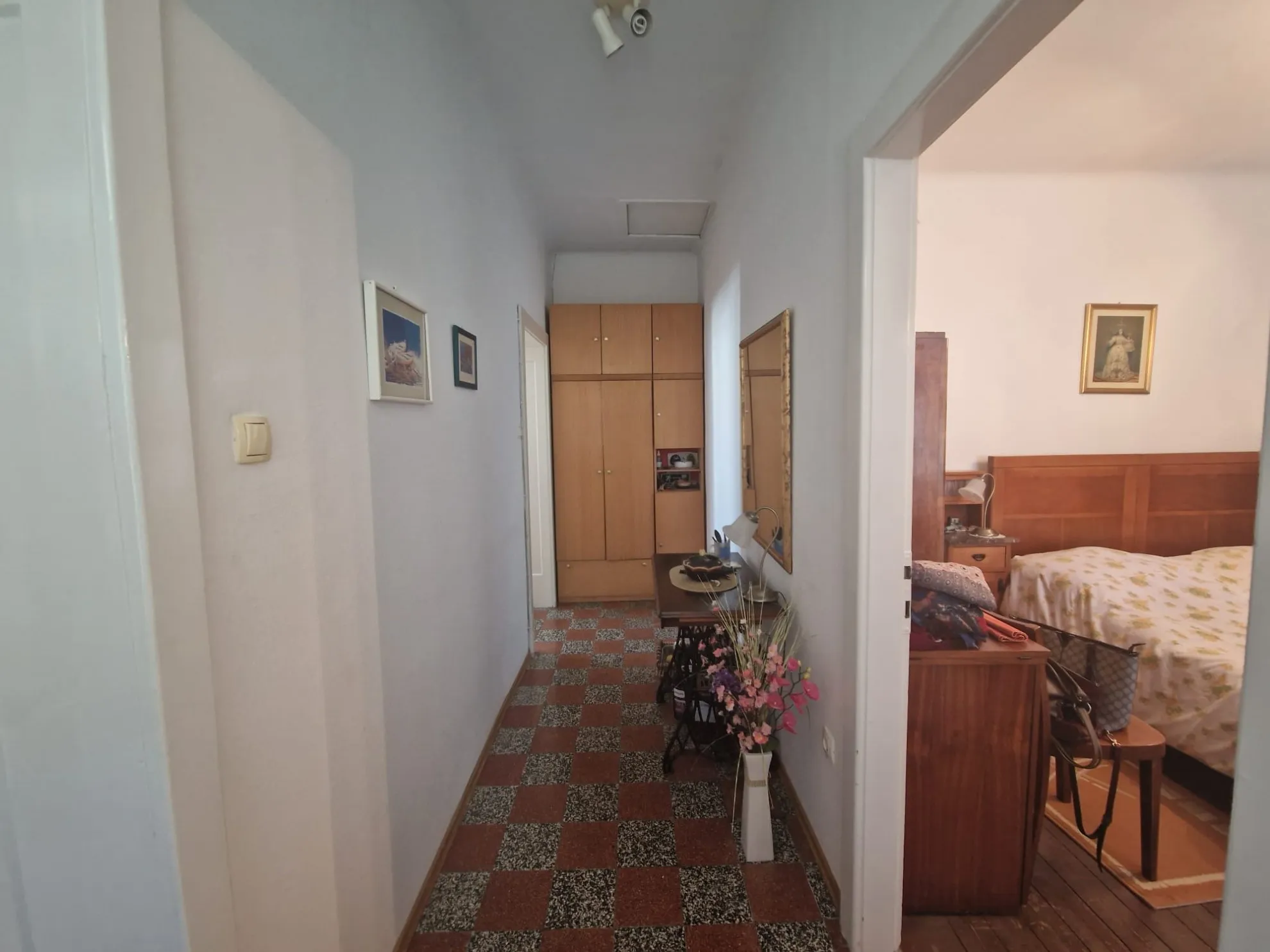 kuća uz more u centru trogira - slika 4