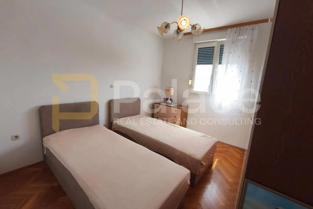 dvosoban stan s predivnim pogledom na marjan i grad - slika 7