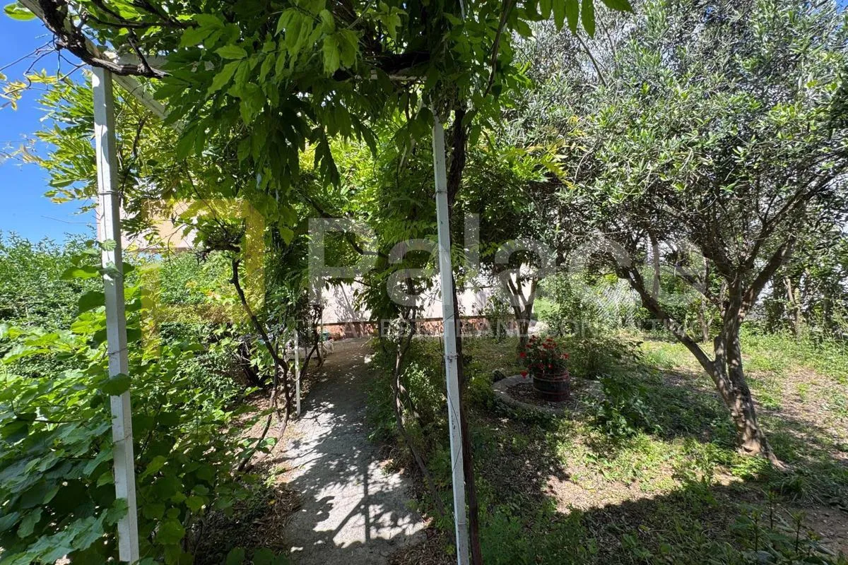 prostrana dvokatnica s okućnicom i garažom u kaštel sućurcu, 309,46 m2 - slika 16