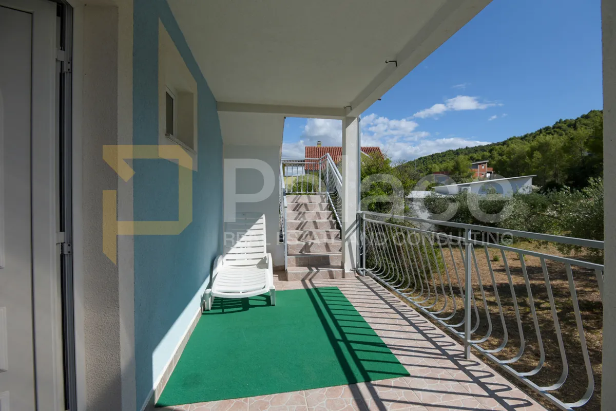 kuća sa četiri stana i panoramskim pogledom na uvalu - bilice - slika 19
