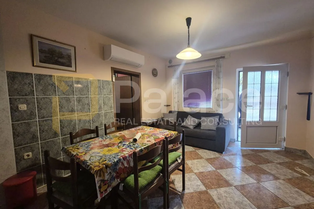 kuća s tri apartmana 80 m od mora! - slika 6