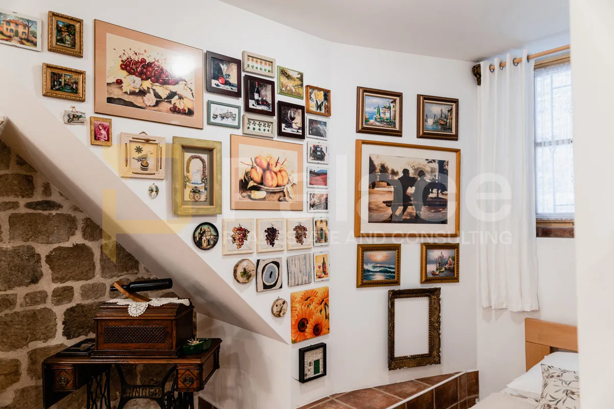 šibenik : dva studio apartmana u samom centru grada u kamenoj kući - slika 10