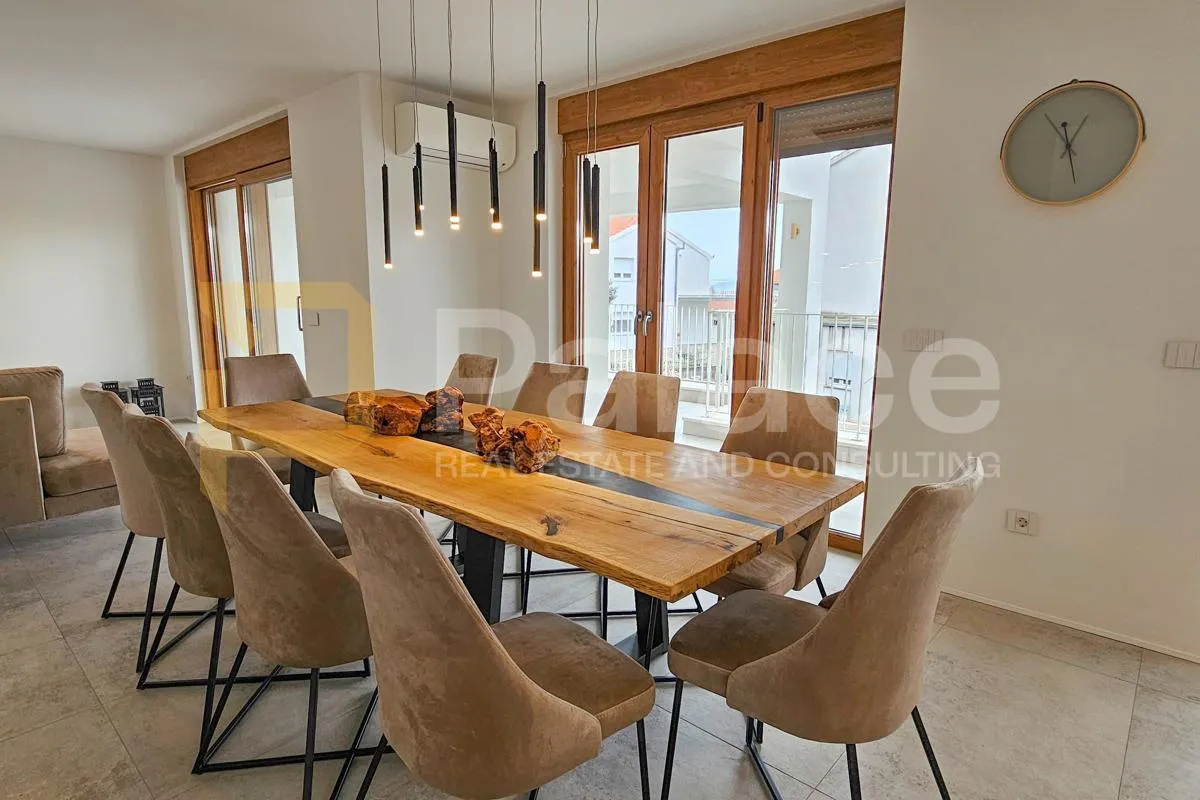jedinstvena vila s bazenom u kaštel novom - slika 18