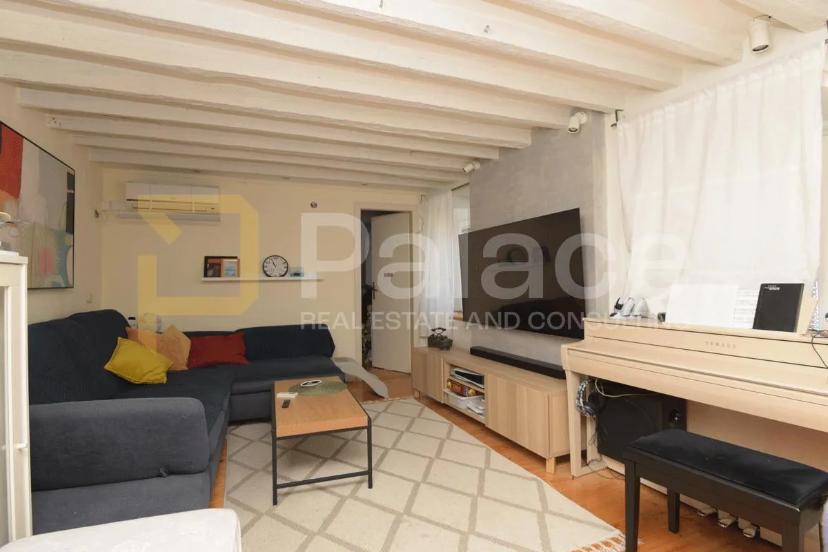 dolac: renovirani trosoban stan u centru grada, prvi red do mora, 82m2 - slika 1